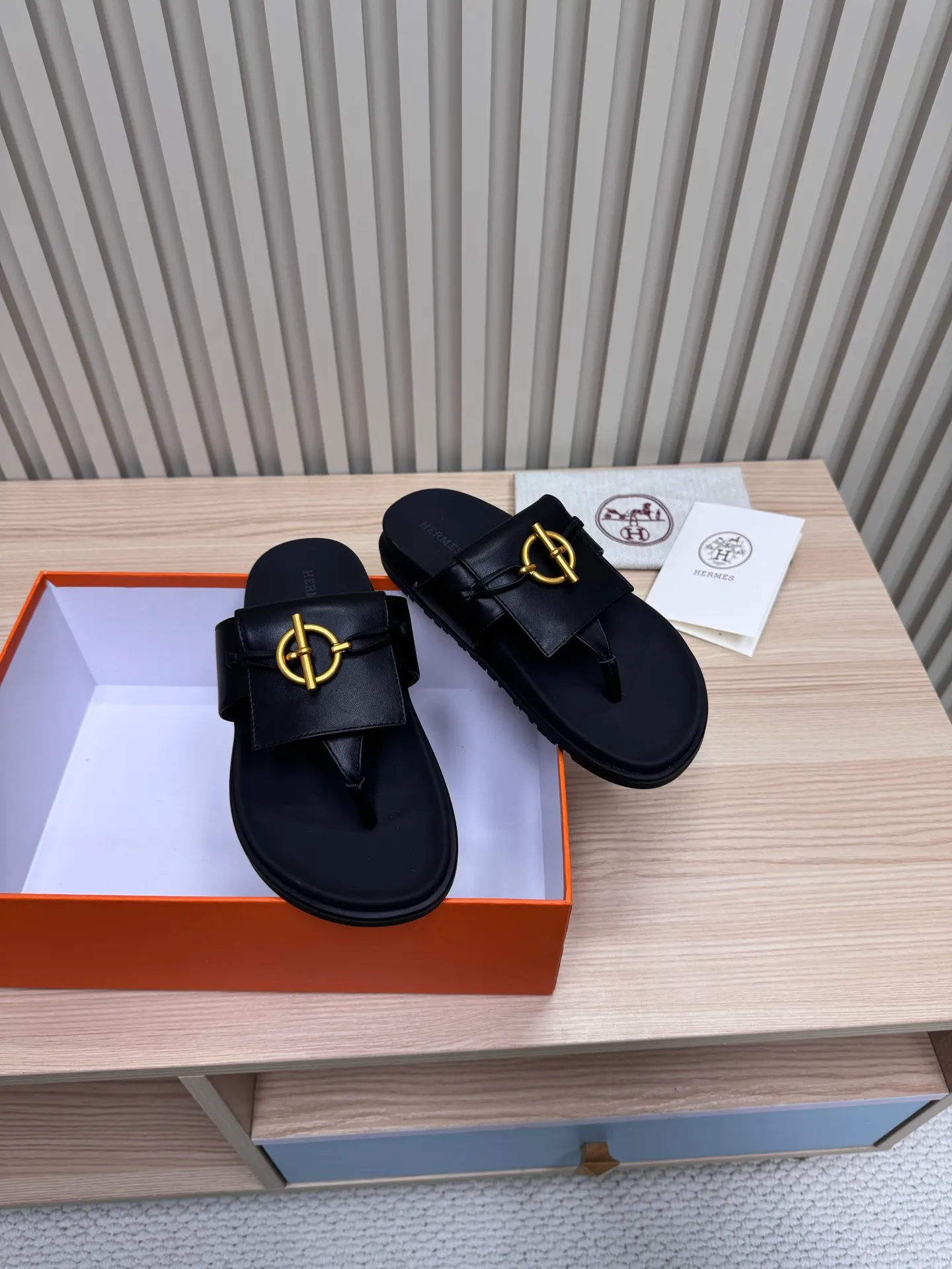👟👟Ex-factory price 502👟👟Hermes🐎The extremely popular couple’s slippers/the latest hardware buckle sandals and slippers, paired with various colorful socks, so trendy!  ———————— Upper: imported cowhide/sheep leather/cloth/palmprint leather lining: imported cowhide/sheepskin outsole: Tpu non-slip and wear-resistant outsole Female size: 35-42 (40.41.42 non-returnable and non-exchangeable) Male code: 39-45 (45 non-returnable and non-exchangeable)